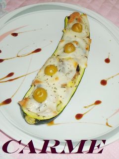 Una foto de Calabacín relleno con setas y anchoas