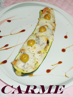 Una foto de Calabacín relleno con setas y anchoas