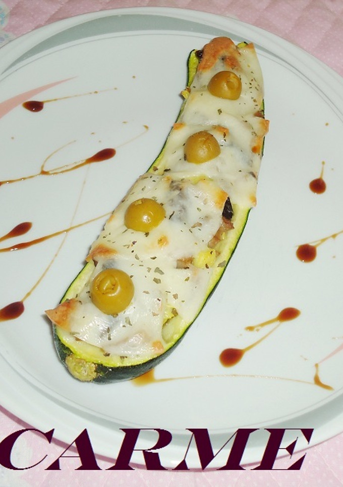 Una foto de Calabacín relleno con setas y anchoas