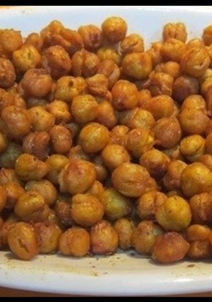Una foto de Garbanzos fritos con crujiente de cebolla