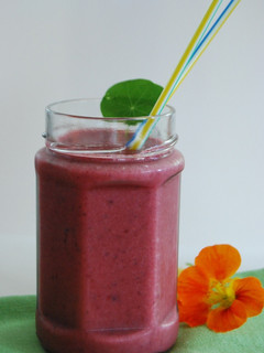 Una foto de Batido de frutos rojos, pomelo y leche en polvo
