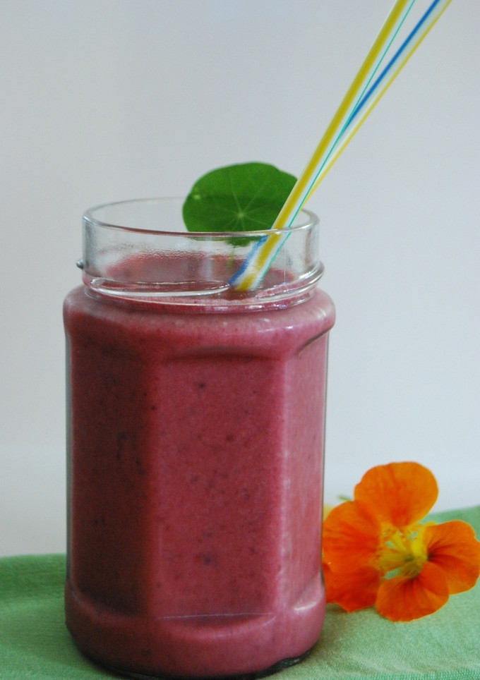 Una foto de Batido de frutos rojos, pomelo y leche en polvo