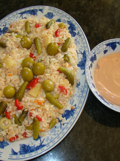 Una foto de Ensalada de arroz y salsa rosa