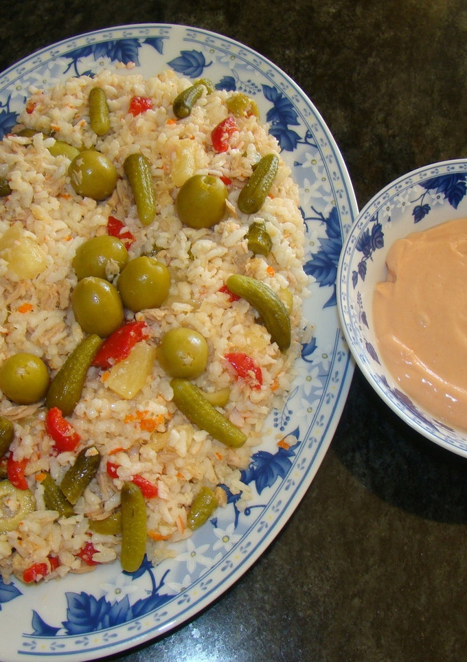 Una foto de Ensalada de arroz y salsa rosa