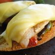 Pintxo de presa ibérica con pimientos y Arzúa-Ulloa