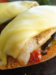 Una foto de Pintxo de presa ibérica con pimientos y Arzúa-Ulloa