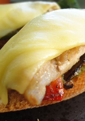 Una foto de Pintxo de presa ibérica con pimientos y Arzúa-Ulloa