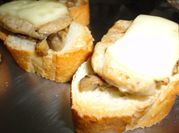 Una foto de carne queso brie