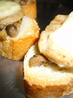 Una foto de Pintxo de solomillo con champiñones y brie