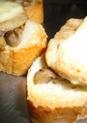 Una foto de Pintxo de solomillo con champiñones y brie