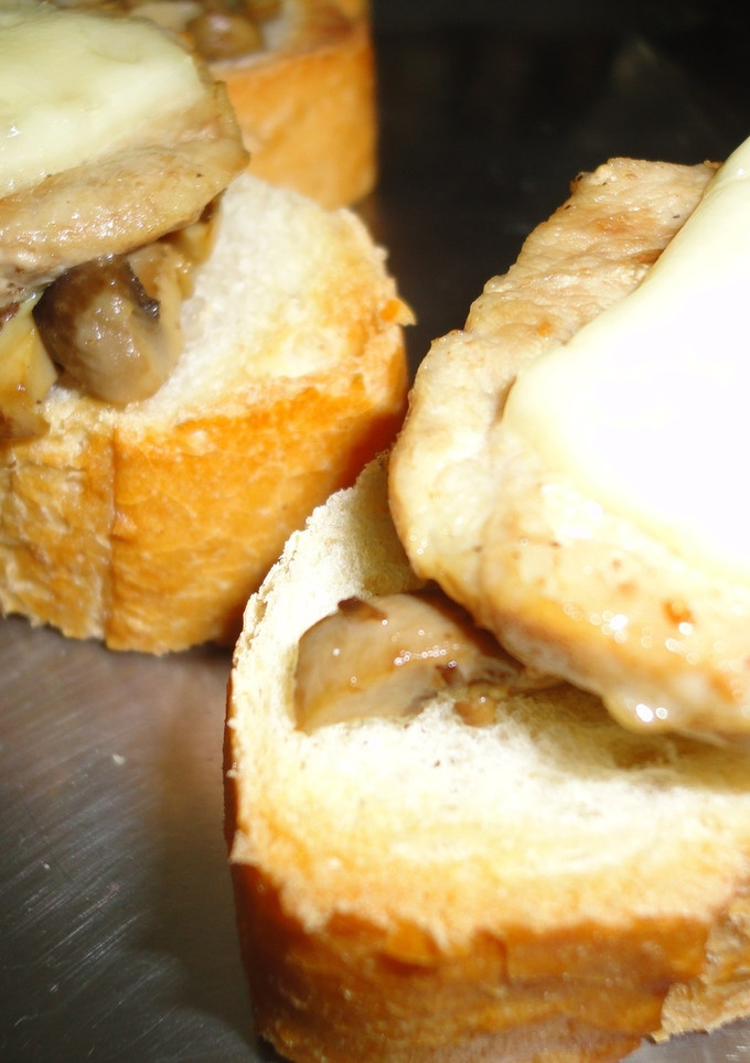 Una foto de Pintxo de solomillo con champiñones y brie