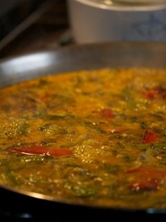 Una foto de Paella de verduras variadas