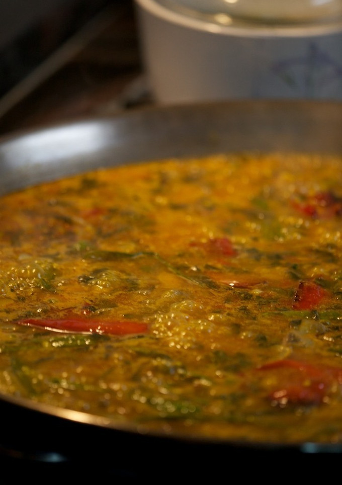 Una foto de Paella de verduras variadas