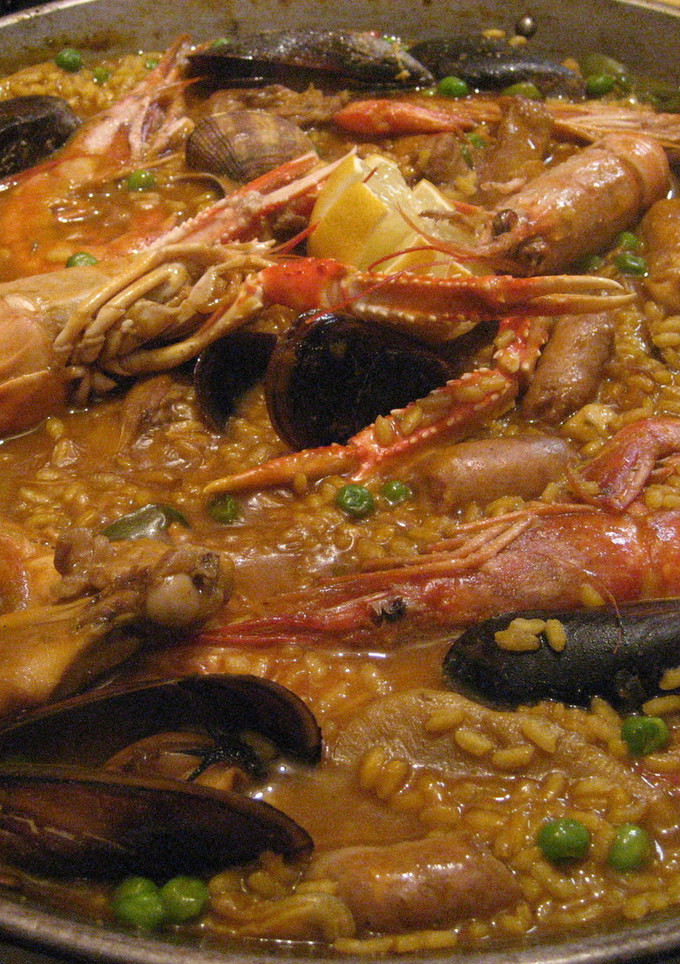 Una foto de Paella mar y montaña