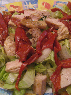 Una foto de Ensalada de pollo y patatas