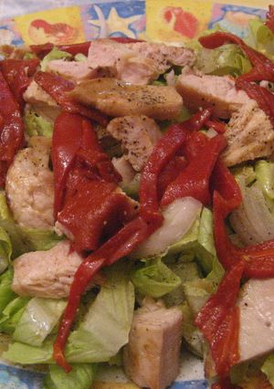 Una foto de Ensalada de pollo y patatas