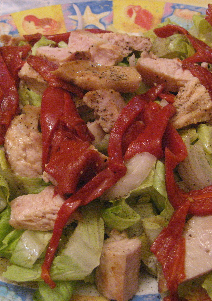Una foto de Ensalada de pollo y patatas