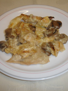 Una foto de Lonchas de pollo, champiñones y salsa de bechamel