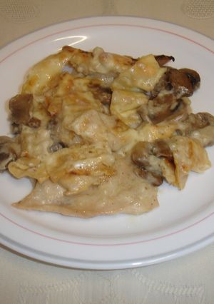 Una foto de Lonchas de pollo, champiñones y salsa de bechamel