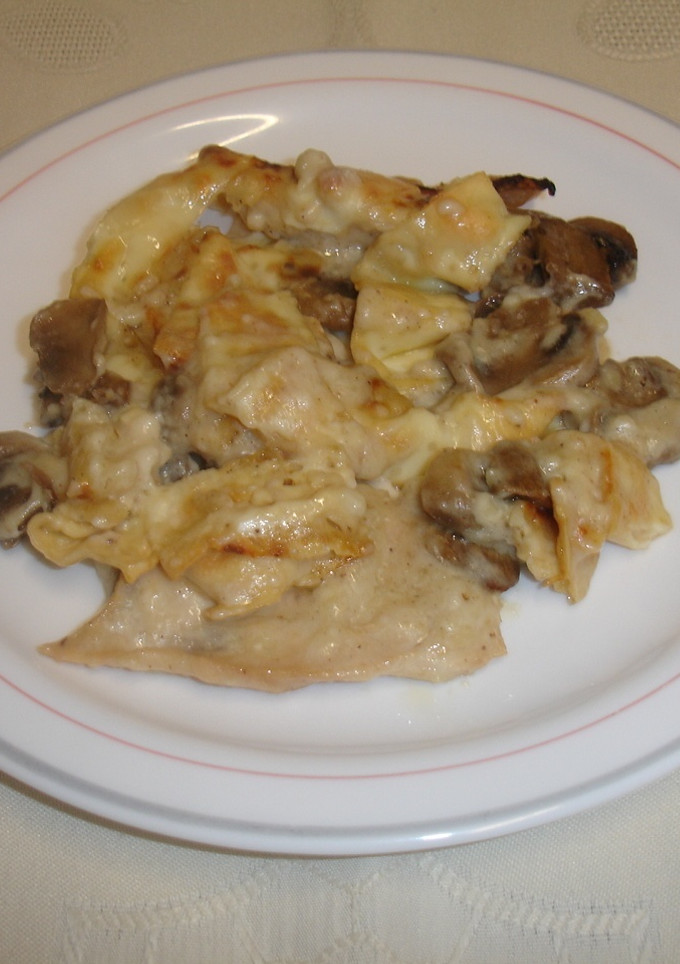 Una foto de Lonchas de pollo, champiñones y salsa de bechamel