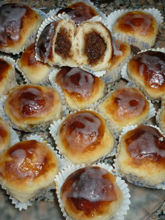 Una foto de Bollitos de limón rellenos con coco y dulce de leche