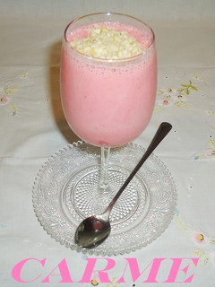 Una foto de Yogur con fresas y almendras