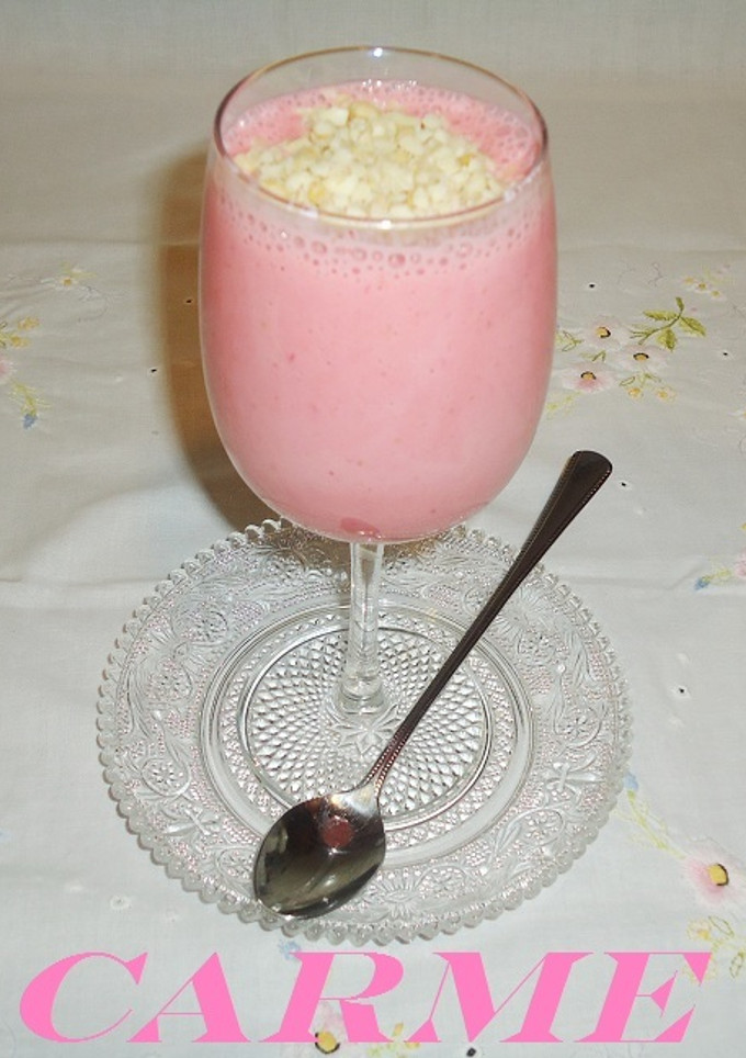 Una foto de Yogur con fresas y almendras