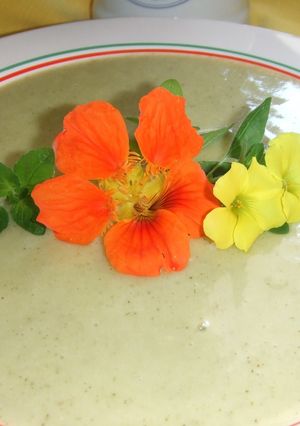 Una foto de Sopa fría de hierbas frescas