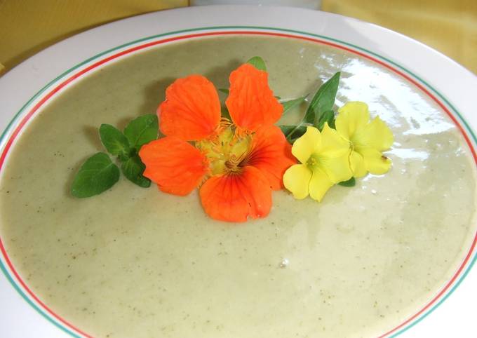 Foto principal de Sopa fría de hierbas frescas