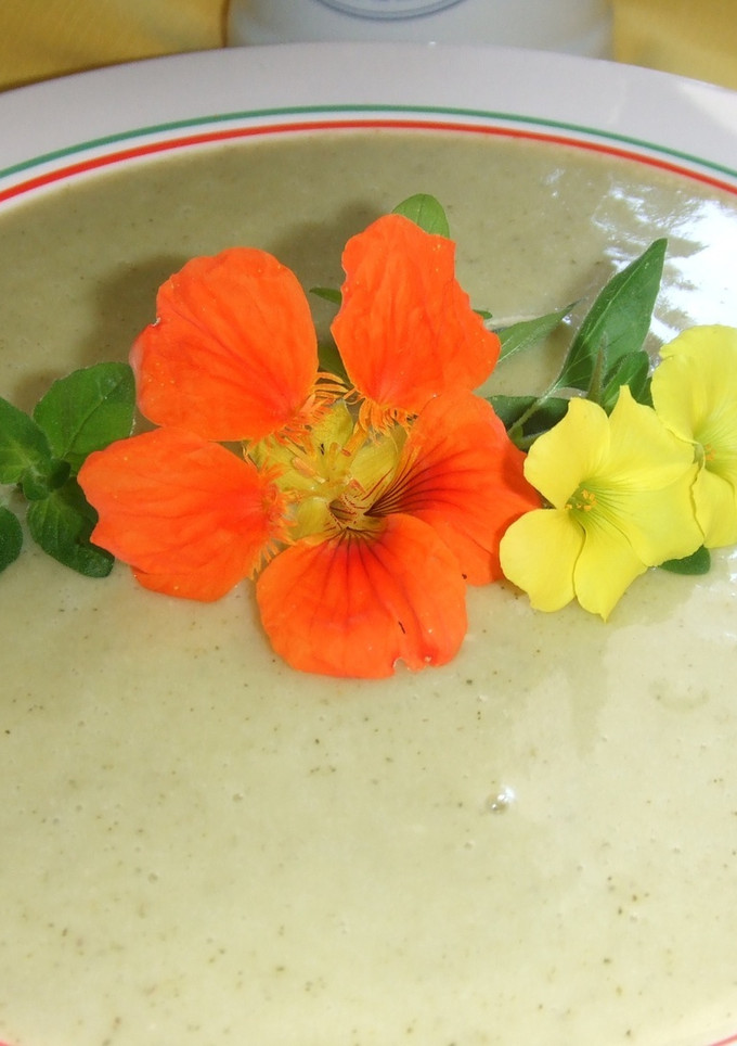 Una foto de Sopa fría de hierbas frescas