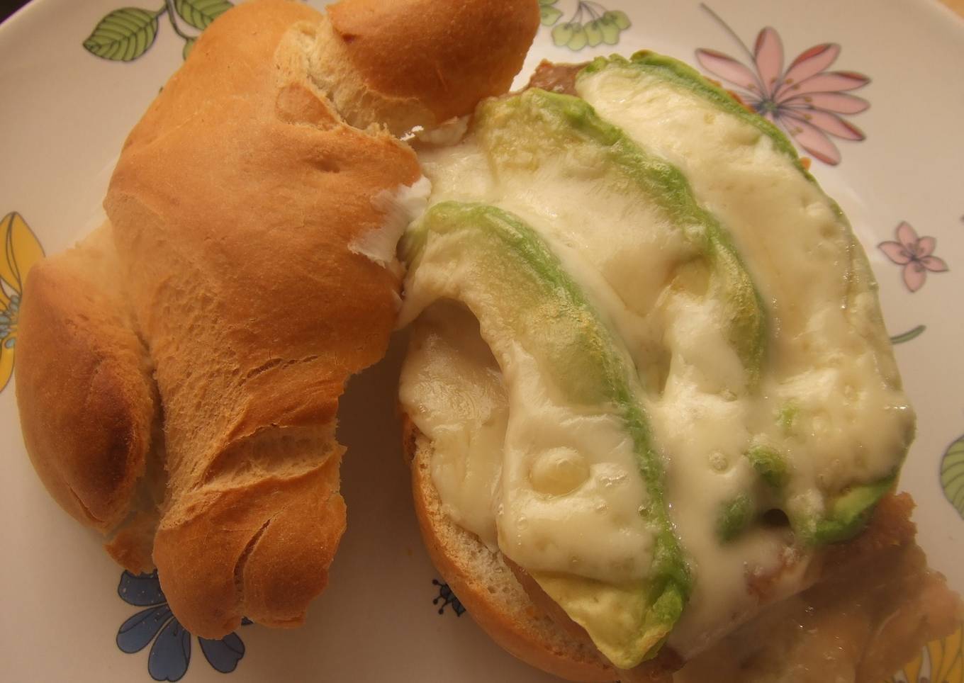Bocadillo abierto de pollo con queso y aguacate<br />