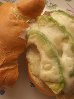 Una foto de Bocadillo abierto de pollo con queso y aguacate