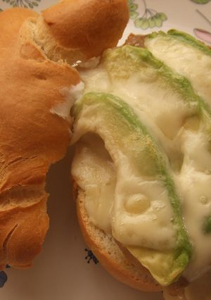 Una foto de Bocadillo abierto de pollo con queso y aguacate