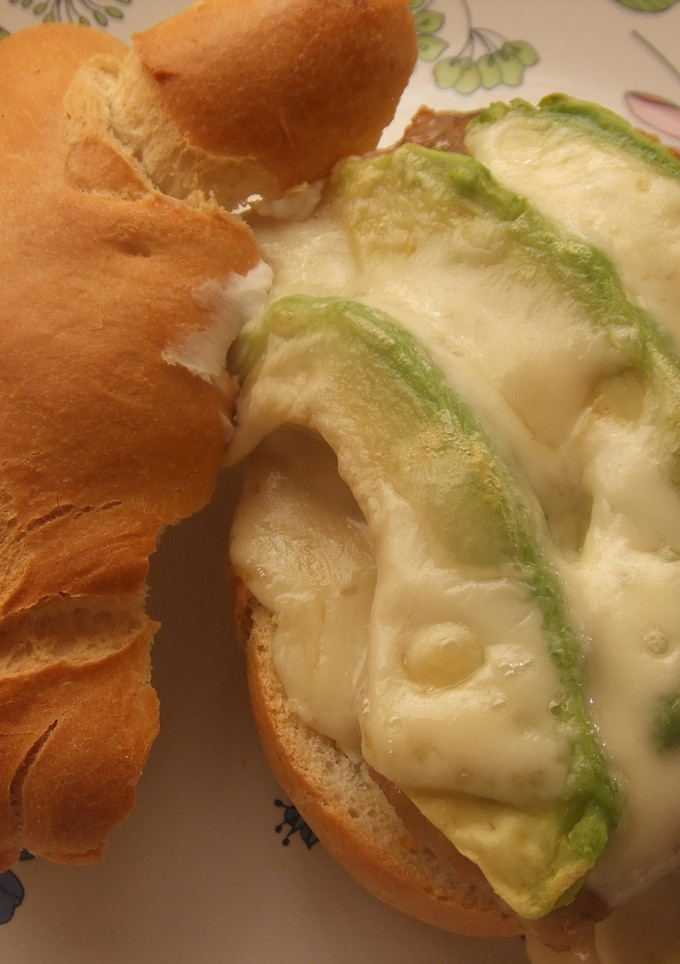 Una foto de Bocadillo abierto de pollo con queso y aguacate