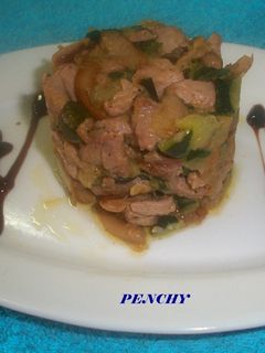 Una foto de Tartar de atún rojo, setas y calabacines