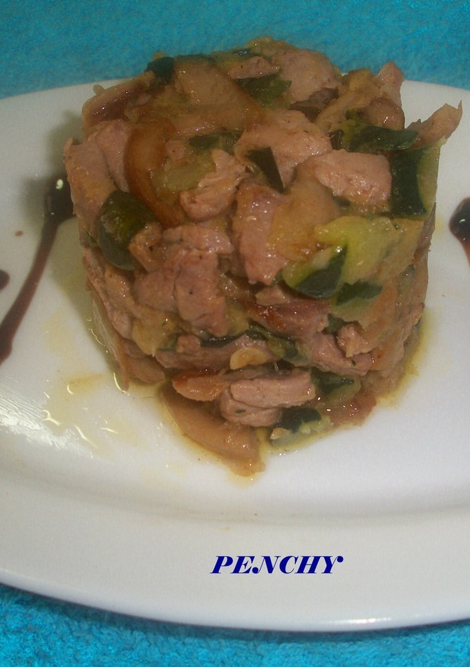 Una foto de Tartar de atún rojo, setas y calabacines