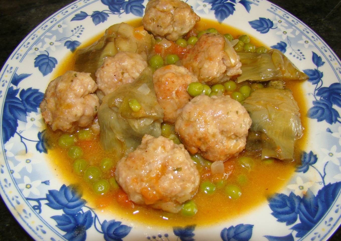Albóndigas con alcachofas y guisantes