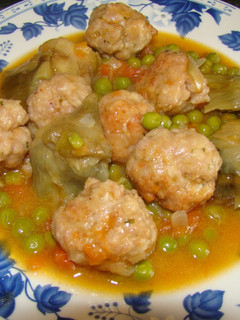 Una foto de Albóndigas con alcachofas y guisantes
