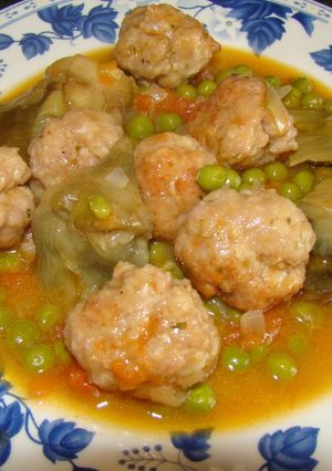 Una foto de Albóndigas con alcachofas y guisantes