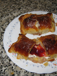Una foto de Hojaldres rellenos de compota de lima