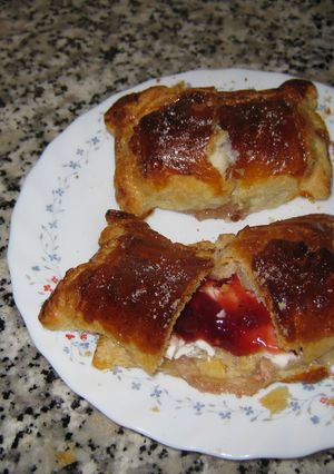 Una foto de Hojaldres rellenos de compota de lima