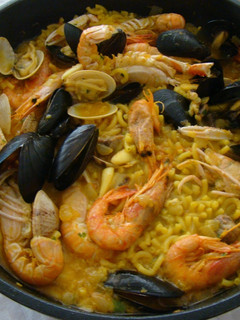 Una foto de Fideos con atún fresco y marisco