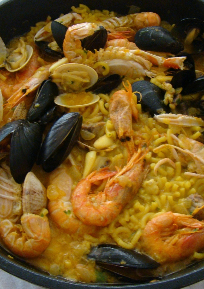 Una foto de Fideos con atún fresco y marisco