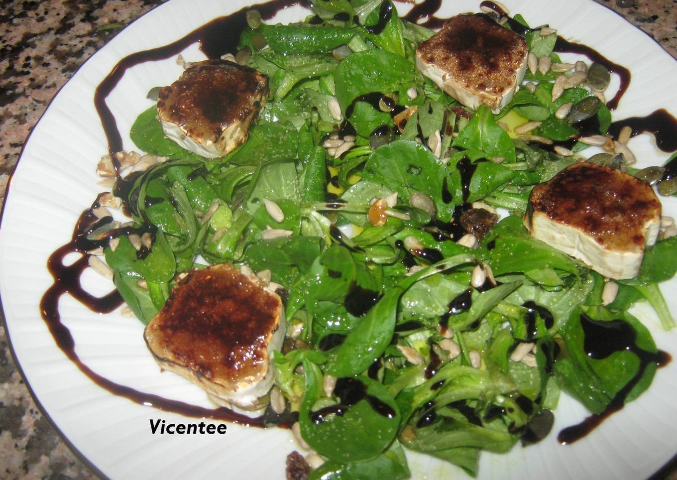 Ensalada de canónigos, frutos secos y queso caramelizado