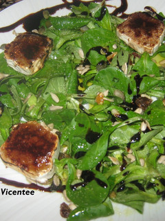 Una foto de Ensalada de canónigos, frutos secos y queso caramelizado