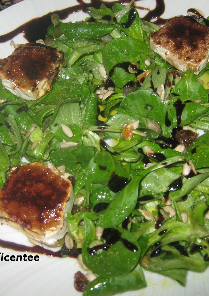 Una foto de Ensalada de canónigos, frutos secos y queso caramelizado