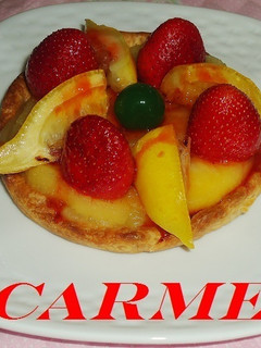 Una foto de Tarta de manzanas, limones y fresas