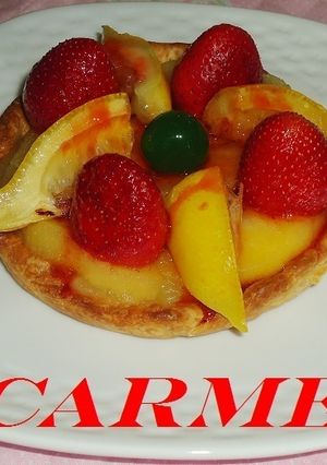 Una foto de Tarta de manzanas, limones y fresas