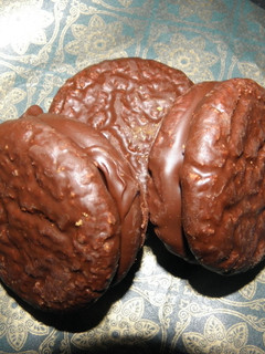 Una foto de Alfajorcitos de café con dulce de leche y chocolate