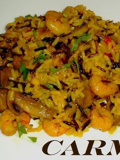 Una foto de Arroz salvaje con champiñones y gambitas